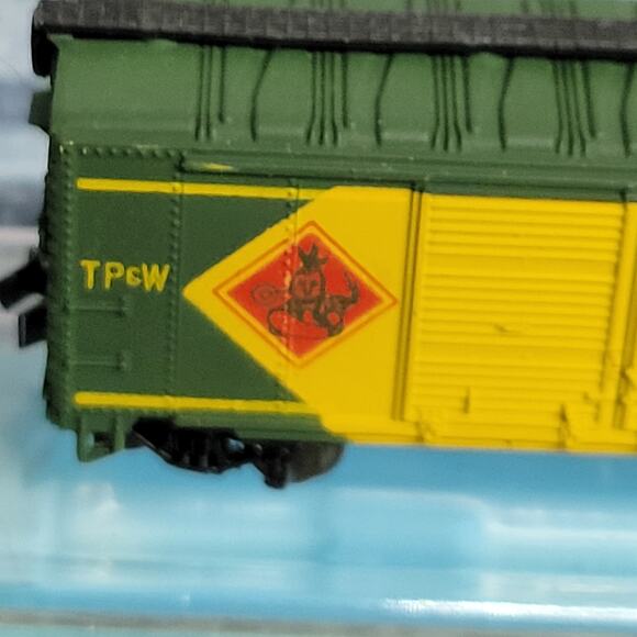 Vintage N scale The progressive way double door boxcar green & yellow with case - Picture 2 of 7